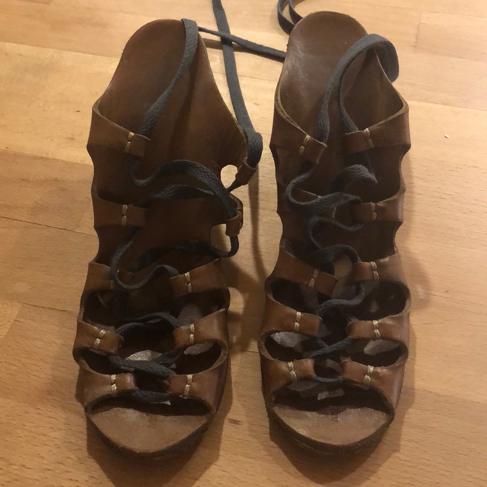 A Détacher Lace Up Wood Wedge